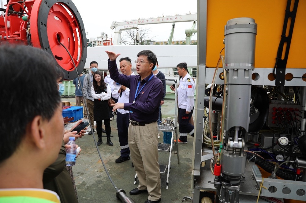 图2.介绍“实验6”科考船设施设备